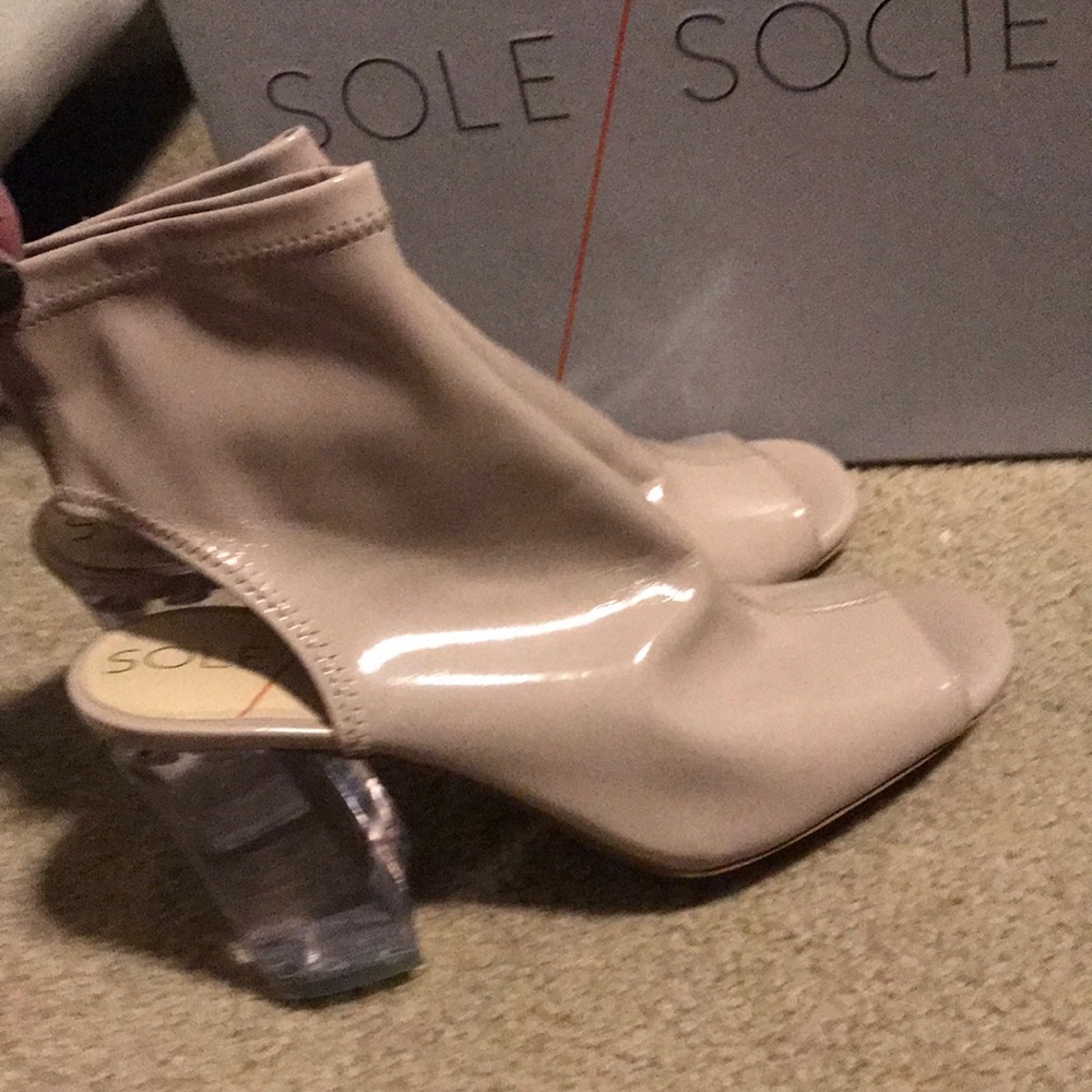 Open toe nude heel